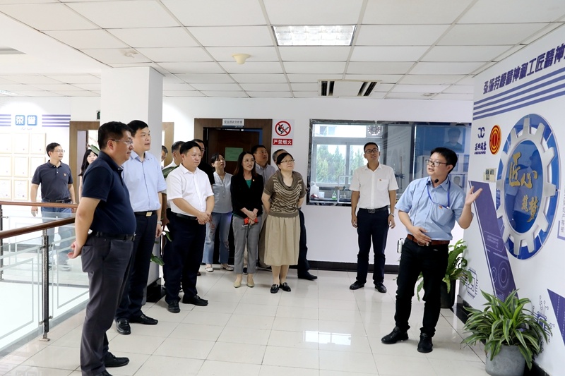 2020年(nian)7月29日(ri)，時任浙江(jiang)省政協常委(wei)、社(she))灋(fa)委(wei)副主(zhu)任、省總工(gong)會副主(zhu)席、一(yi)級巡視員(yuan)董建(jian)偉莅臨景興紙業調研新(xin)時代(dai)工(gong)匠培育工(gong)作(zuò)